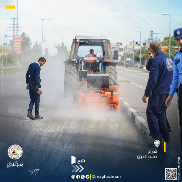بلدية المغازي تجري تجربة ناجحة لآلية كنس الأتربة بجهود ذاتية