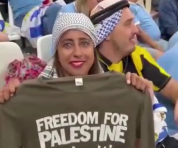 بالفيديو: مشجعة من الأوروجواي "الفلسطينيون سوف يتحررون ونحن ندعم فلسطين"