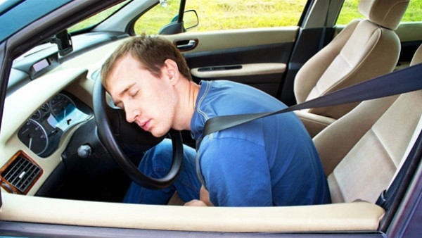 كيف تتجنب النوم أثناء القيادة؟