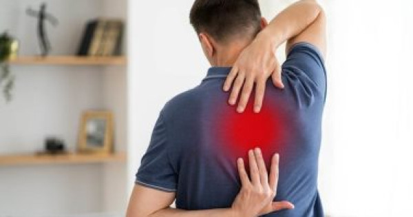 عادات يومية تضر ظهرك.. اعرف طرق الوقاية ووضعية الجلوس الصحيحة