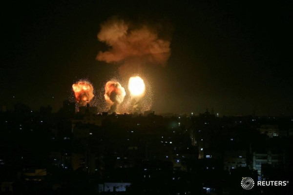 الاحتلال يشن غارات على قطاع غزة والمقاومة ترد بالصواريخ