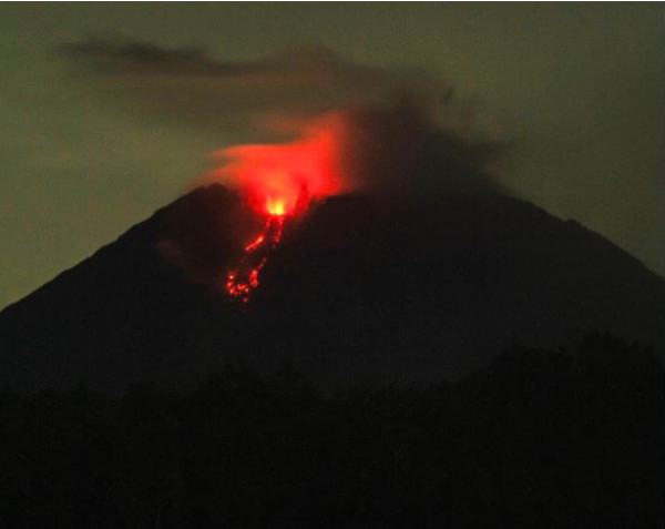 فيديو.. ثوران بركان إندونيسيا "القاتل" وتحذيرات من تسونامي