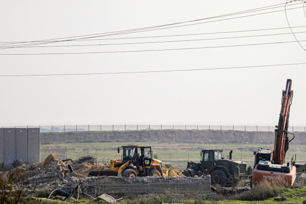 صور: سلطات الاحتلال تبدأ بإزالة معبر "كارني" شرق غزة