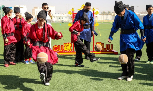 شباب من الصين وقطر يختبرون ثقافة كرة القدم بمونديال كأس العالم في قطر