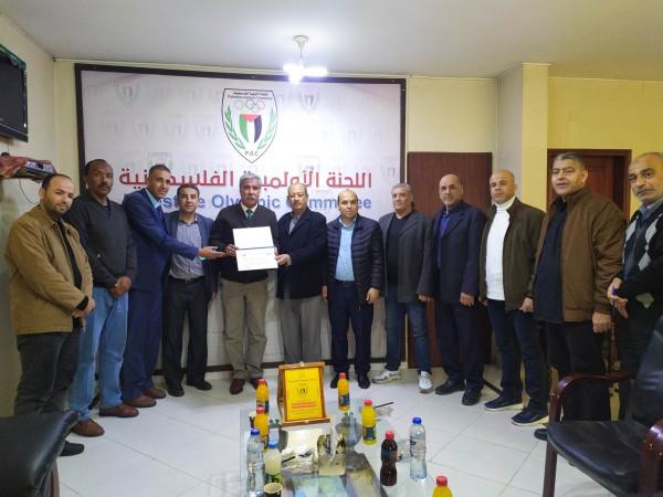 العطاء الأولمبية تكرم د. تيسير عبد الجواد رئيس اتحاد اليد الأسبق