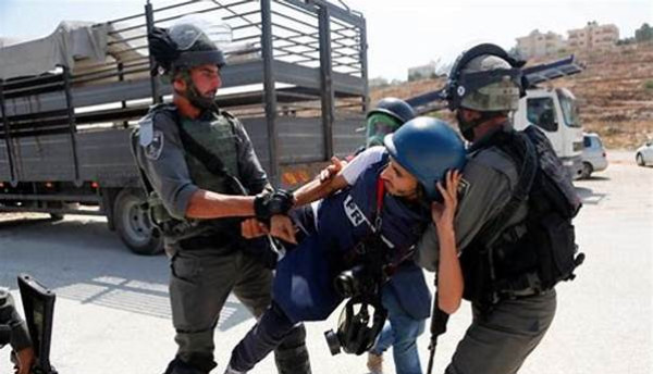 منظمة حقوقية تطالب بتوفير الحماية للصحفيين الفلسطينيين من اعتداءات الاحتلال