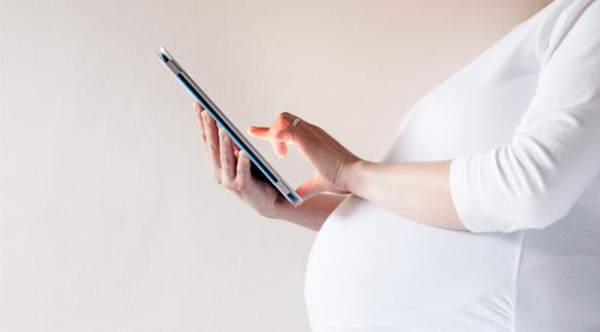 كيف تفاقم مواقع التواصل الضغوط النفسية على الحوامل؟