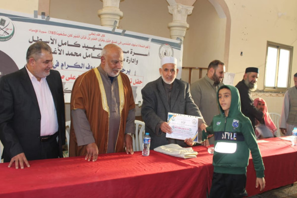 النائب د. يونس الأسطل يكرم الطلبة المحافظين على صلاة الفجر
