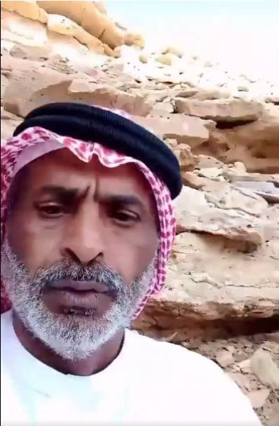 بسبب عقوق أبناءه له.. مسن سعودي يقرر البقاء في الصحراء حتى يتوفاه الله