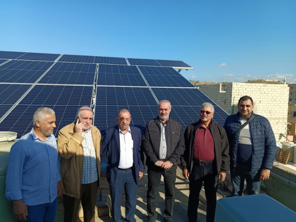 أبو هولي يُعلن إنجاز مشروع الطاقة الشمسية لتشغيل مضخات آبار المياه بمخيم عين الحلوة