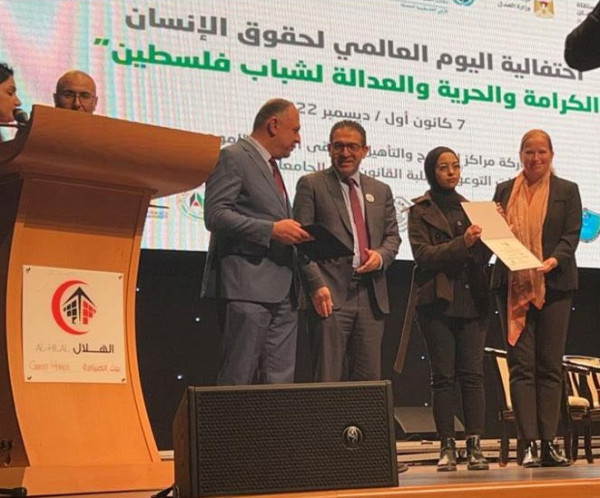 تكريم طلبة من قسم القانون بالكلية العصرية الجامعية بفعاليات الاحتفاء باليوم العالمي لحقوق الإنسان