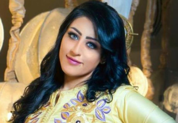 شاهد.. شابات سعوديات يخطبن منال العيسى لوالدهن