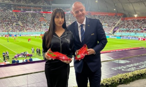 نورة فتحي تهدي رئيس اتحاد الكورة حذاء بعلم المغرب