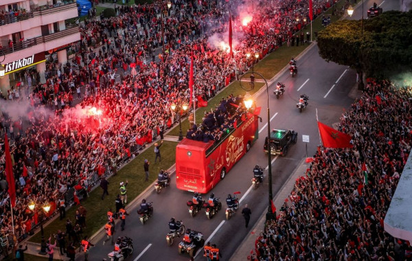 شاهد: مئات الآلاف يستقبلون المنتخب المغربي بعد الإنجاز التاريخي بالمونديال