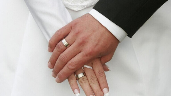 شاهد.. "الحاجة سندس" أول تونسية تعلن الزواج من رجلين وهذا موعد الزفاف