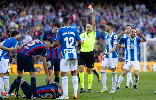برشلونة يتعادل مع إسبانيول ويتقاسم الصدارة مع الريال