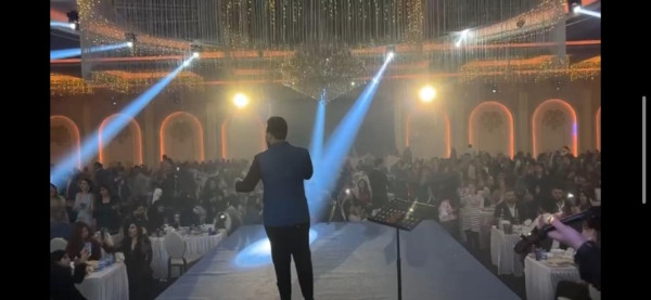 محمود الغياث يستقبل العام الجديد مع جمهوره في إربيل ومعجبة تقتحم المسرح!