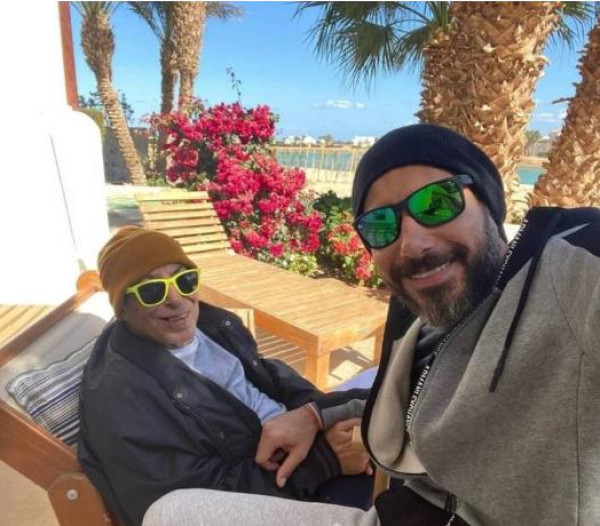 أول تعليق من أحمد السعدني على شائعة وفاة والده