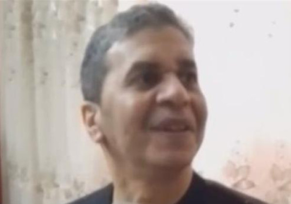 فنان مصري يظهر بعد اختفائه عن الساحة 17 عاماً والمرض يغير ملامحه