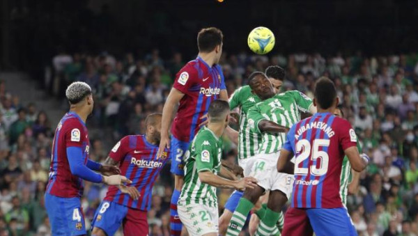 تشكيلة برشلونة لمواجهة بيتيس في كأس السوبر