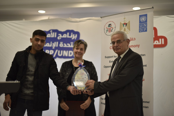 برنامج الأمم المتحدة الإنمائي يختتم مشروعاً لتدريب وتشغيل الشباب والشابات في الخياطة وصناعة الملابس