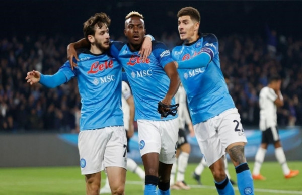 نابولي يواصل عروضه القوية في الدوري الإيطالي