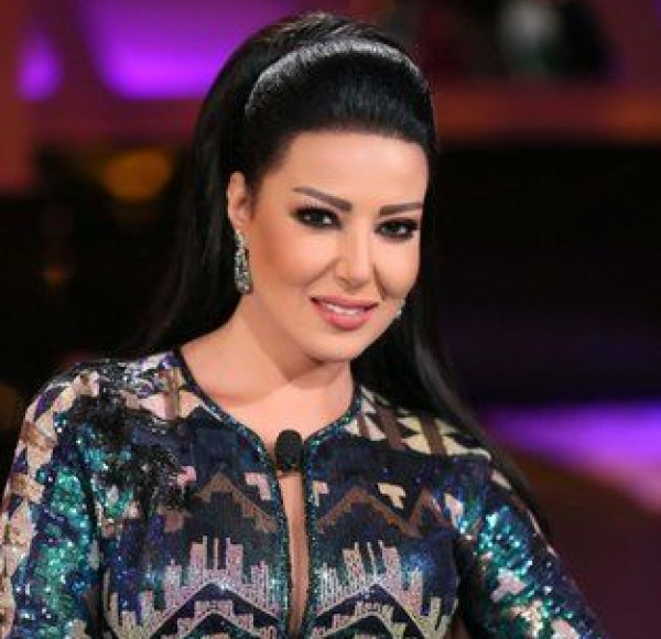 سمية الخشاب تحرج إحدى متابعاتها بردِّ صادم على تعليقها
