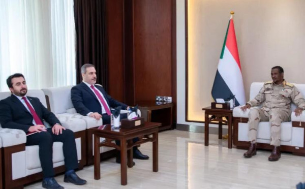 البرهان ونائبه يستقبلان رئيس جهاز الاستخبارات التركي في الخرطوم