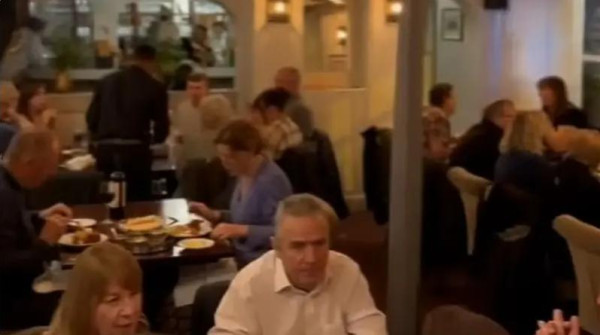 فيديو صادم.. سيدة ترى زوجها المتوفى بمقطع ترويجي لأحد المطاعم