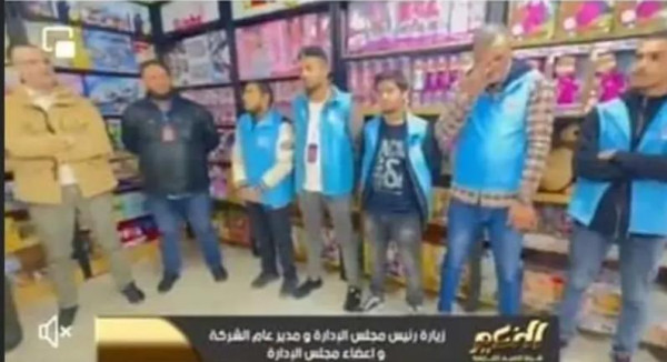 شاهد: يهين موظفيه ويصورهم.. صاحب متجر يثير الجدل في ليبيا