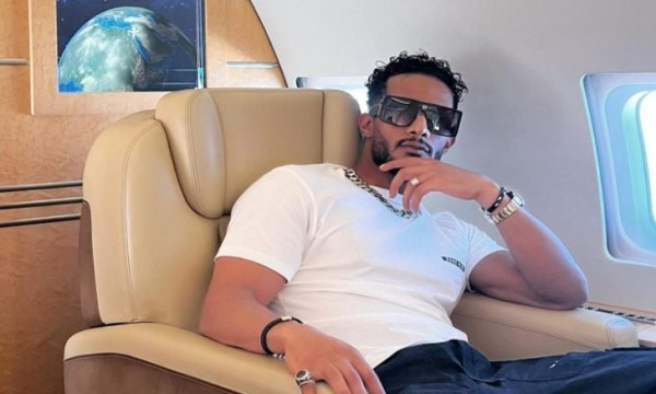 محمد رمضان يستفز الجمهور بمسدس من ذهب