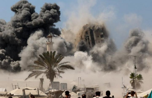 شهداء ومصابون بقصف الاحتلال المتواصل على قطاع غزة مع تواصل تفجير الروبوتات بالأحياء السكنية