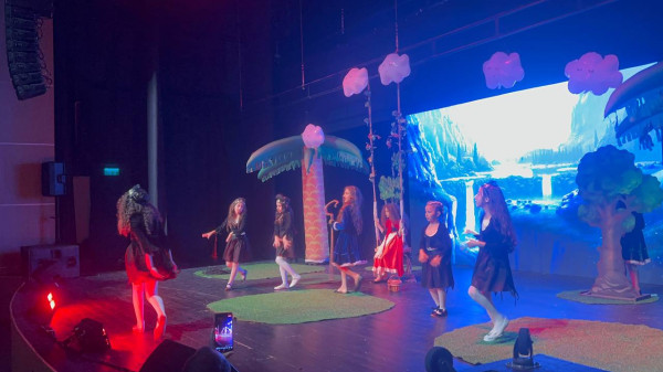 بلدية عكا تنظم مسرحية ليلى والذئب في قاعة قصر الثقافة في عكا