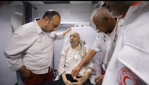 الهلال الأحمر الفلسطيني ينفذ عملية إخلاء طبي ناجحة من منطقة قيزان النجار لمستشفى الأمل