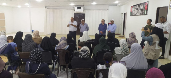 الديمقراطية تنفذ مبادرة لتوزيع حقائب مدرسية على أبناء شهداء عدوان 2014