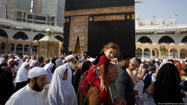هل يجوز للمحرم إزالة أظافره وشعره؟