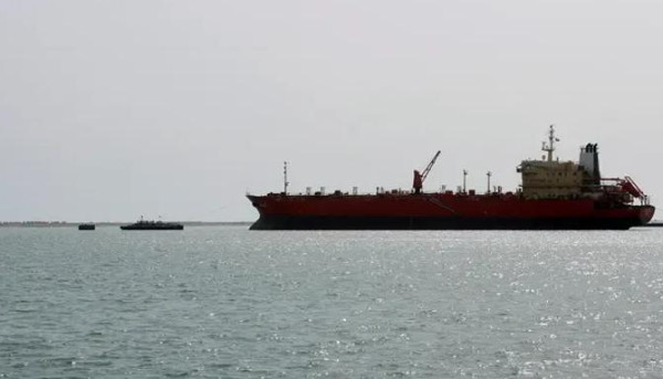 الحوثيون يستهدفون سفينة تجارية قرب الحديدة