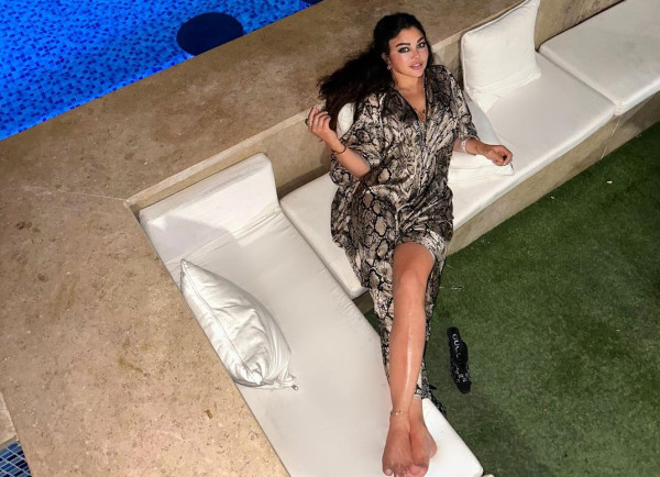 صور: هيفاء وهبي تظهر بعباءة صيفية جريئة أمام حمام السباحة