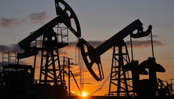 أسعار النفط ترتفع قرب أعلى مستوى في عشرة أشهر