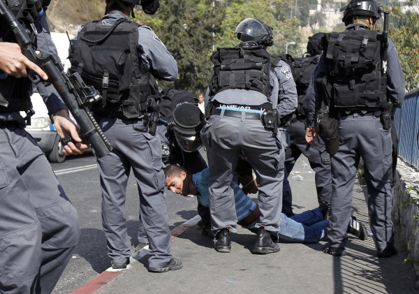 شرطة الاحتلال تعتقل 14 شابًا من عائلة واحدة بأراضي 48