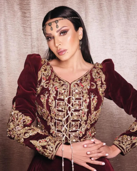 أمل بوشوشة تعايد الجمهور باللباس التقليدي الجزائري