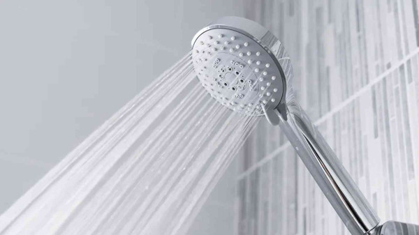 الاستحمام بالماء البارد: فوائد صحية مذهلة يغفلها الكثير