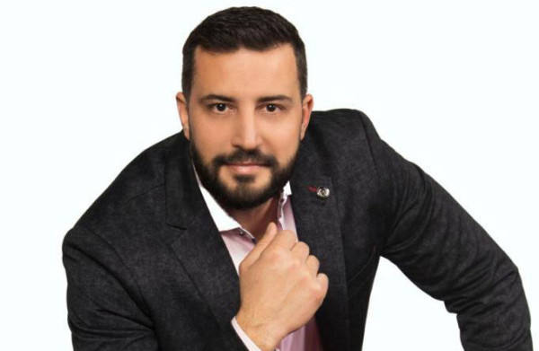 الفنان الأردني طارق حداد يأخذ "إذن المدام"
