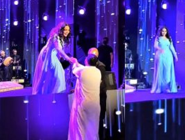 فيديو: ماذا تضمنت الهدية التي استقبلتها أحلام من معجب على المسرح؟