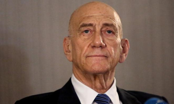 أولمرت يشن هجوماً على نتنياهو ويتهمه بالتخلي عن الأسرى الإسرائيليين وإطالة أمد الحرب