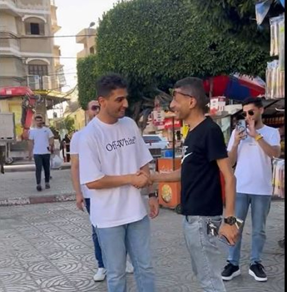 بالفيديو: الفنان محمد عساف يتجول في غزة ويلتقط (سيلفي) مع المواطنين
