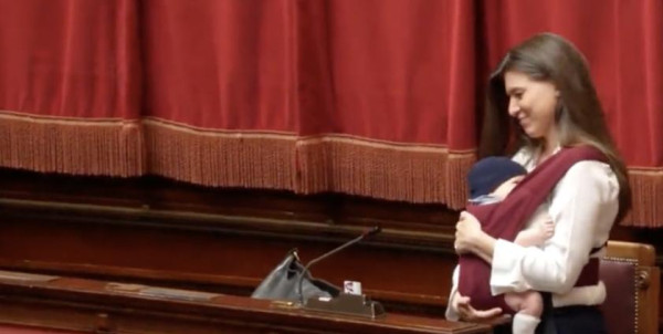 بالفيديو.. نائبة بريطانية تحضر طفلها وتهتم به بالمجلس