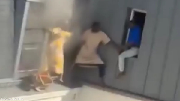 على ارتفاع 6 طوابق.. رجل ينقذ جيرانه من حريق ضخم (فيديو)