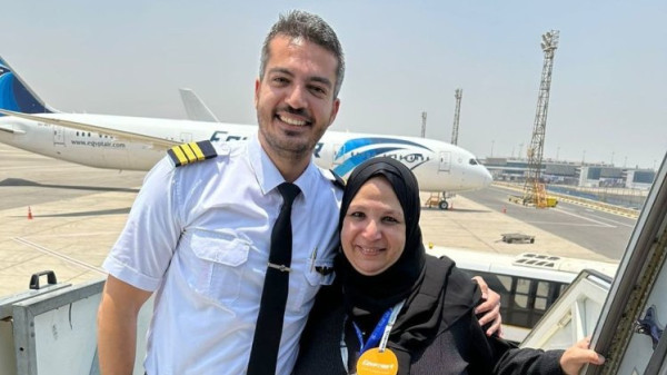 فيديو مُبهج.. طيار مصري يفاجىء والدته بقيادة الطائرة التي تقلّها للحج