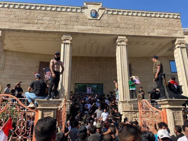 اقتحام السفارة السويدية في بغداد احتجاجا على احراق المصحف